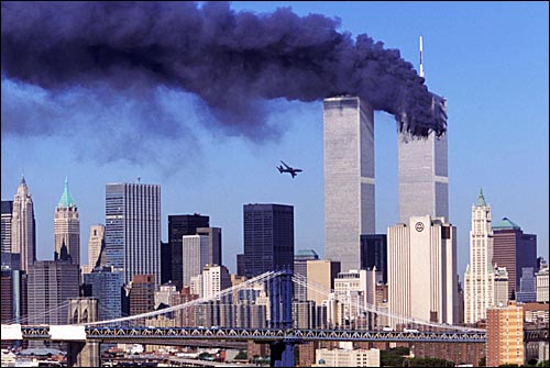 9.11 미국 뉴욕, 워싱턴 강타한 자살테러로 화염에 휩싸인 세계무역센터  